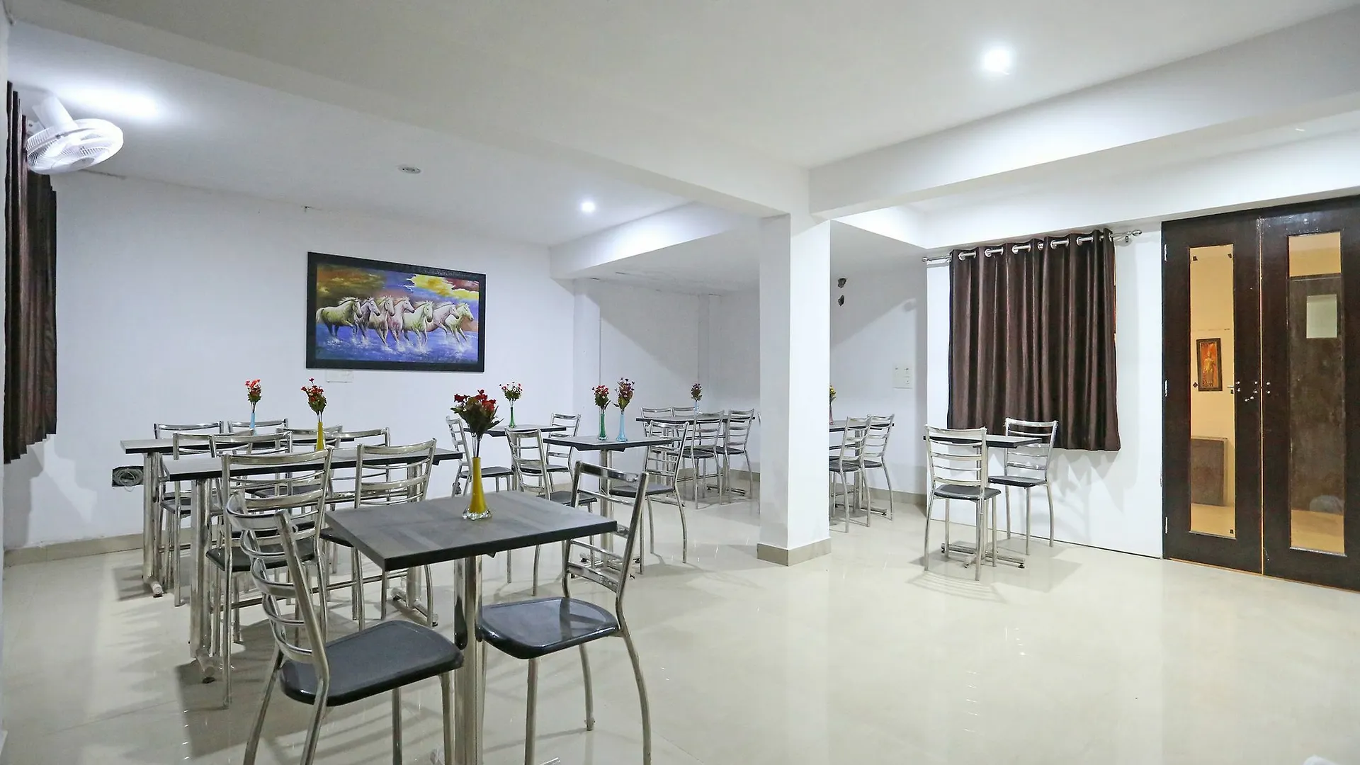 מלון גורגאון Oyo 9587 The Royal Crowne הודו